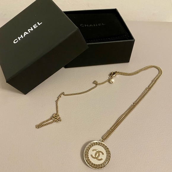 Authentic Chanel necklace, never been used - Picture 13 of 15